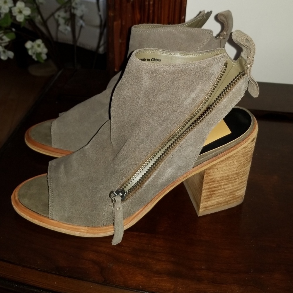 VERY CUTE SANDALS